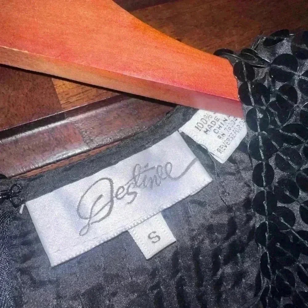 VINTAGE! 1980s Destinee Black Sequined Top with built in shoulder pads! Size S - Picture 3 of 5